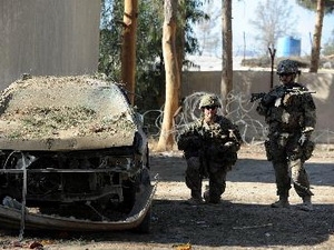 Binh sĩ Mỹ gác tại hiện trường vụ đánh bom ở Afghanistan.